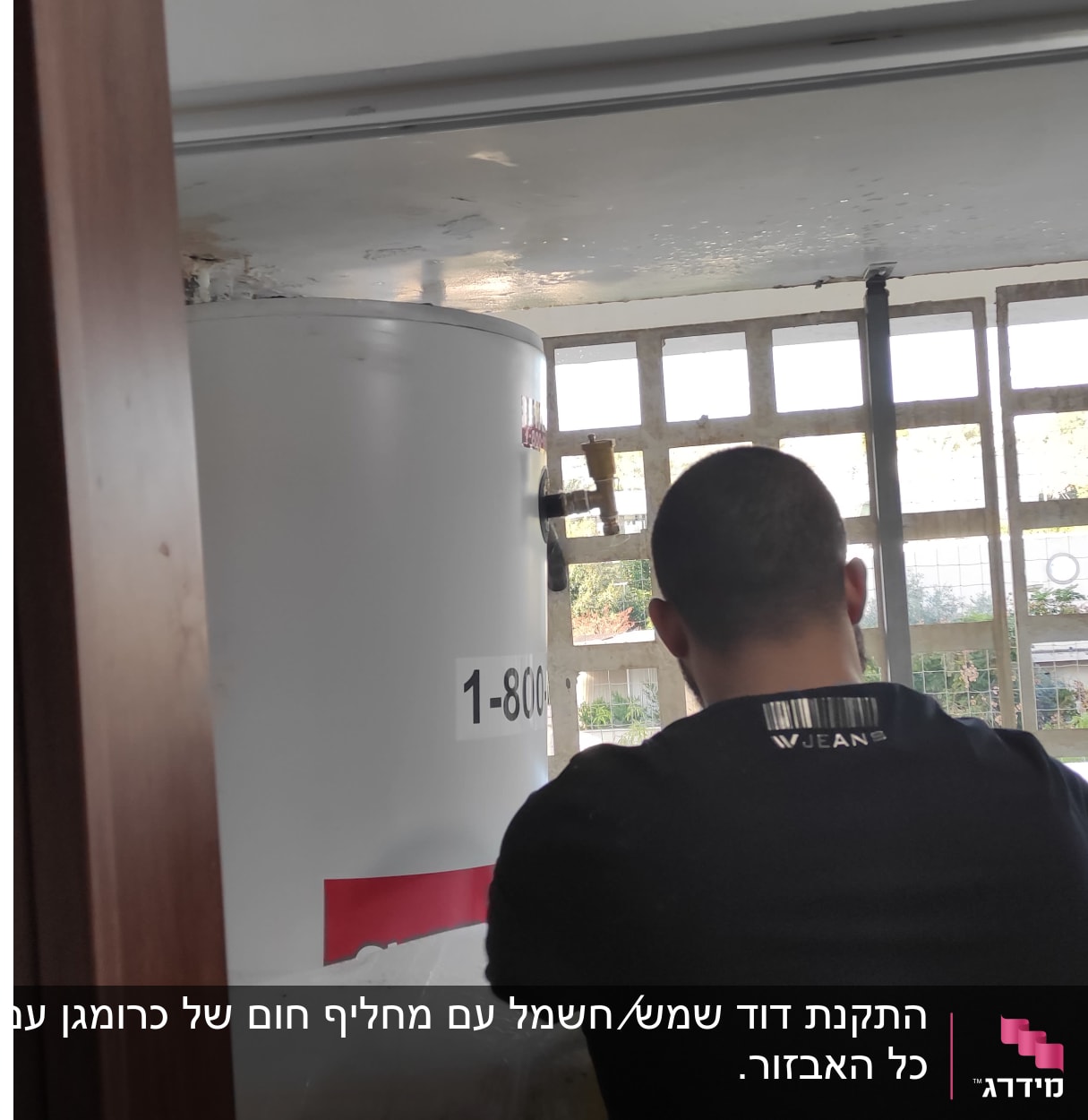 אדם עובד על דוד שמש במרפסת